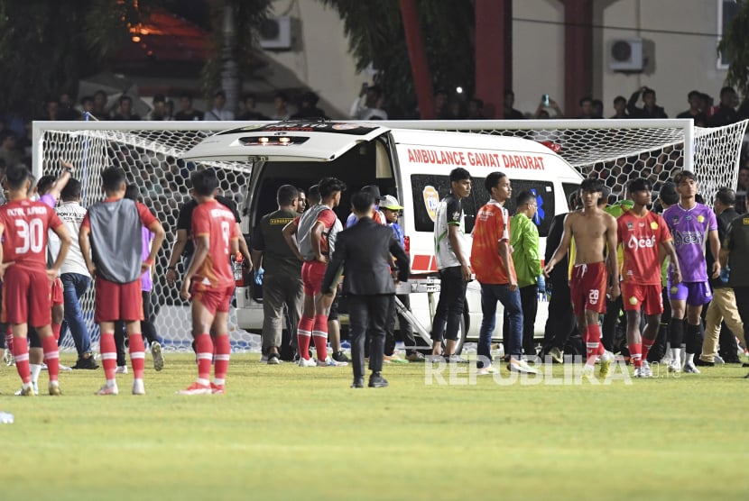 Mobil ambulans mengangkut wasit saat pertandingan babak 8 besar sepak bola putra antara Aceh melawan Sulteng pada PON XXI Aceh-Sumut 2024 di Stadion H Dimurthala, Banda Aceh, Sabtu (14/9/2024). 