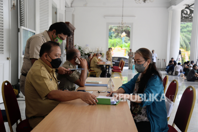 Aparatur sipil negara (ASN) melayani warga yang mendatangi posko pengaduan masyarakat di Pendopo Balai Kota DKI, Jakarta Pusat, Selasa (18/10/2022).