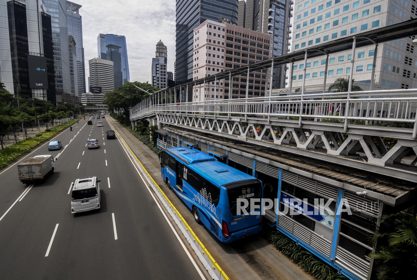 Bus Transjakarta mengangkut penumpang di Halte Transjakarta Dukuh Atas, Jakarta. Seluruh halte Transjakarta akan menyediakan fasilitas wifi berkecepatan tinggi tanpa bayar dan tanpa batasan kuota mulai hari ini, Selasa (1/12).