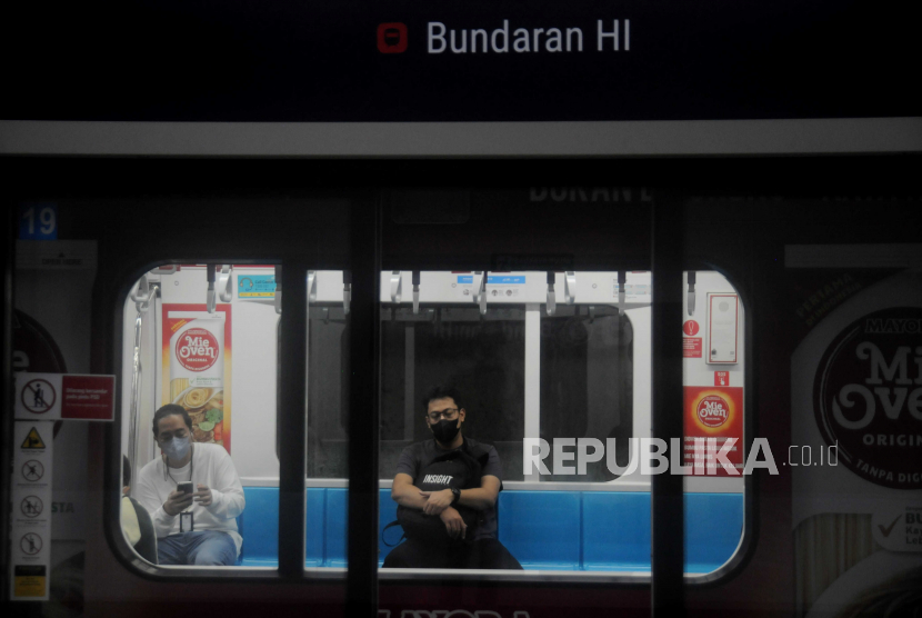 Penumpang saat menaiki MRT di Stasiun MRT Bundaran HI, Jakarta Pusat, Kamis (22/6/2023). 