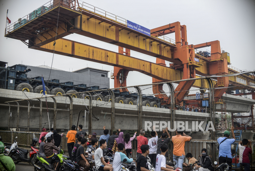 Sejumlah melihat box girder proyek Kereta Cepat Jakarta-Bandung yang berada di atas Jembatan Antelope di Curug, Bekasi, Jawa Barat, Rabu (15/6/2022). 