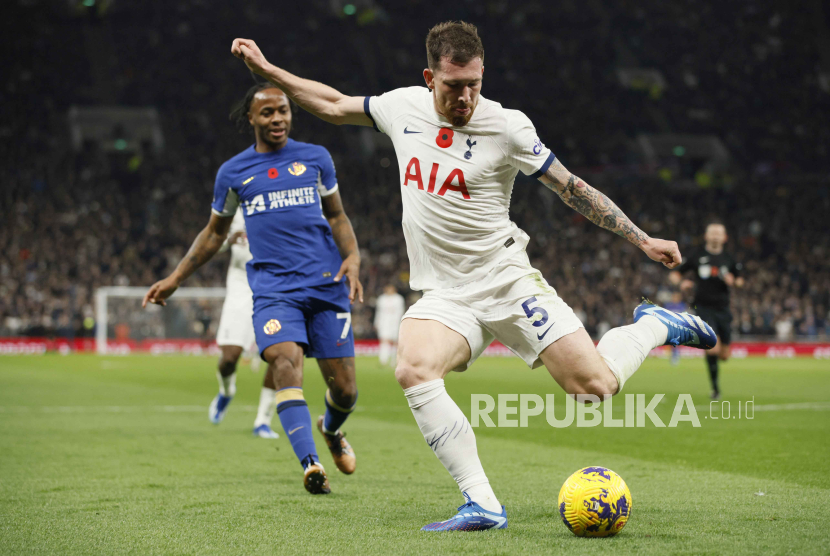 Pierre-Emile Hojbjerg dari Tottenham mencoba mencetak gol saat pertandingan sepak bola Liga Premier Inggris antara Tottenham Hotspur dan Chelsea, di Stadion Tottenham Hotspur, London, Selasa (7/11/2023).