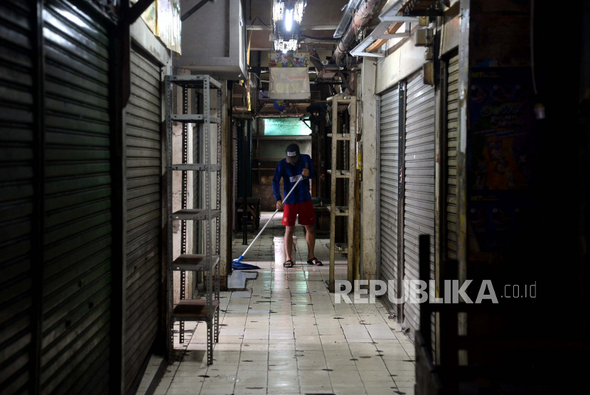 Suasana pasar Pondok Labu, Jakarta Selatan, yang tutup akibat ditemukan pedagang positif Covid-19 (ilustrasi).