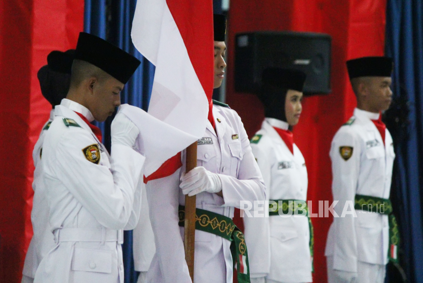 Anggota Paskibra mencium bendera merah putih saat pengukuhan 36 angggota Pasukan Pengibar Bendera Pusaka (Paskibraka) Tingkat Jawa Barat ( Jabar) 2023 oleh Gubernur Jabar Ridwan Kamil (Emil), di Aula Barat Gedung Sate, Kota Bandung, Selasa (15/8/2023). Mereka nantinya akan bertugas di upacara peringatan HUT ke-78 Kemerdekaan Republik Indonesia. Emil berharap semangat juang, nasionalisme, patriotisme dan kepemimpinan harus diimplementasikan dalam kehidupan sehari-hari, serta mampu memberikan inspirasi, energi positif bagi masyarakat pada umumnya.