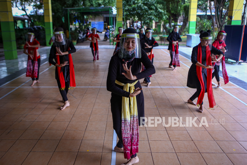 Sejumlah penari berlatih dengan menggunakan pelindung wajah di Sanggar Eschoda Management, Sukasari, Kota Tangerang, Banten, Sabtu (13/6/2020). Kegiatan tari tersebut dilakukan dengan menerapkan protokol kesehatan guna mencegah penyebaran COVID-19