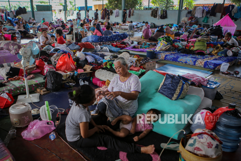 Warga terdampak banjir mengungsi di gedung olahraga, Total Persada, Periuk, Kota Tangerang, Banten, Senin (22/2/2021). Banjir setinggi 2,5 meter di kawasan tersebut mengakibatkan sebanyak 800 kepala keluarga terpaksa mengungsi di posko pengungsian. 