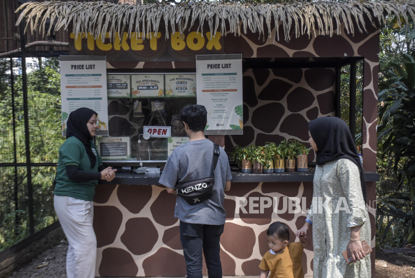 Pengunjung beraktivitas di area Kebun Binatang Bandung (Bandung Zoo), Kota Bandung, Jawa Barat, Kamis (27/7/2023).
