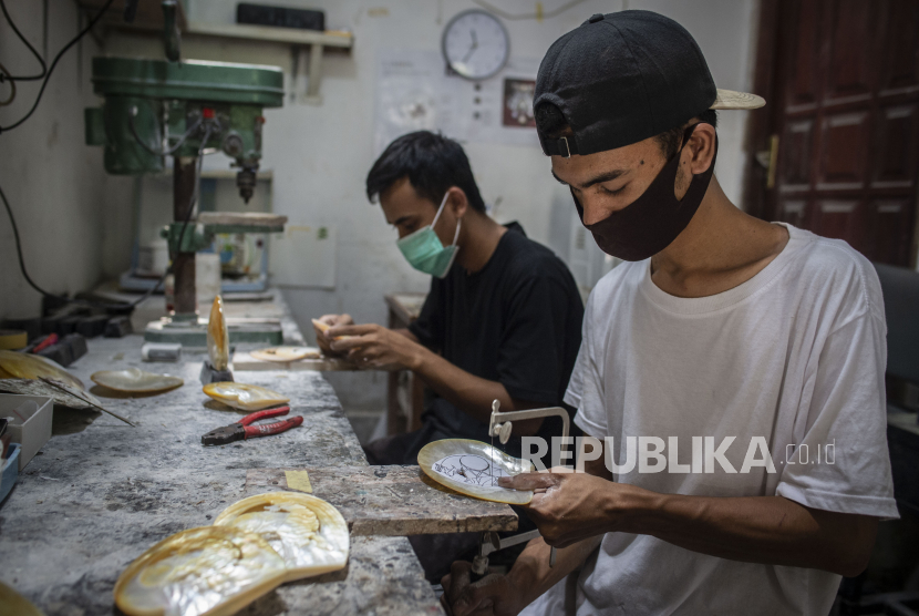 Perajin UMKM menyelesaikan pembuatan kerajinan kulit kerang mutiara (ilustrasi).