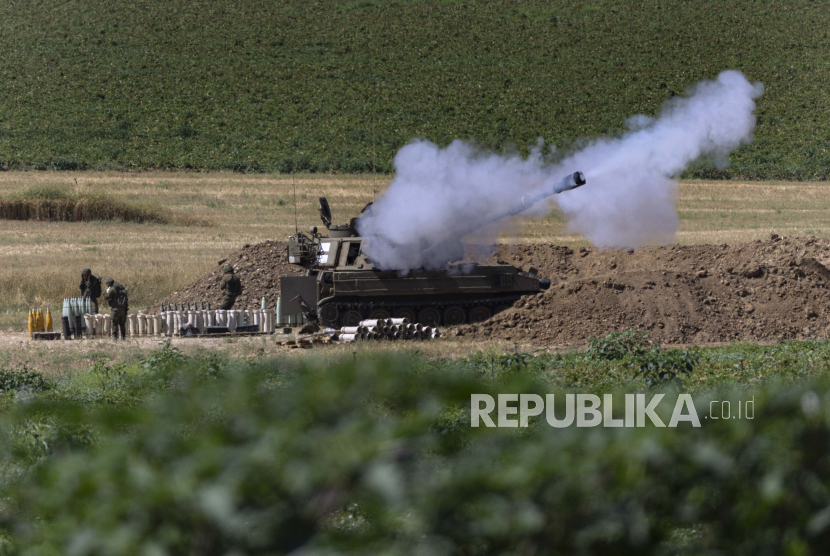 Satu unit artileri Israel menembak ke arah sasaran di Jalur Gaza, di perbatasan Gaza Israel, Selasa, 18 Mei 2021.