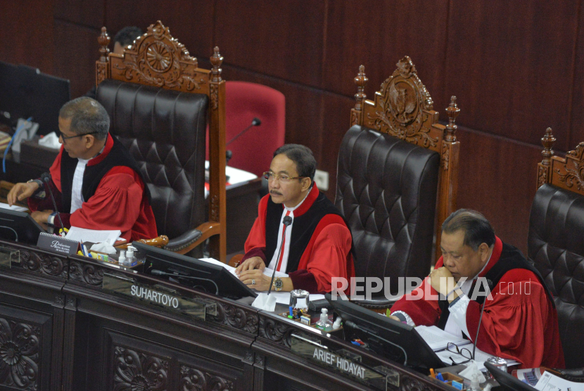 Ketua Majelis Hakim Mahkamah Konstitusi (MK) Suhartoyo besama hakim konstitusi lainnya memimpin sidang pembacaan putusan Perselisihan Hasil Pemilihan Umum (PHPU) pilpres 2024 di Gedung Mahkamah Konstitusi, Jakarta, Senin (22/4/2024). Dalam sidang pembacaan putusan tersebut Mahkamah Konstitusi (MK) menolak permohonan sengketa hasil Pemilihan Presiden-Wakil Presiden (Pilpres) 2024 yang diajukan pasangan capres-cawapres nomor urut 01 Anies Baswedan dan Muhaimin Iskandar serta pasangan capres-cawapres nomor urut 03 Ganjar Pranowo dan Mahfud MD.