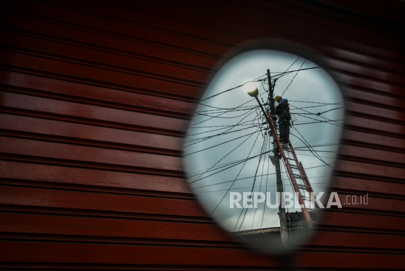 Petugas PLN memperbaiki aliran listrik yang terputus di Jalan Kembang Sepatu, Jakarta (ilustrasi). PLN Unit Induk Distribusi (UID) Jakarta Raya mencatat konsumsi listrik sektor rumah tangga meningkat pada Maret hingga April 2020.