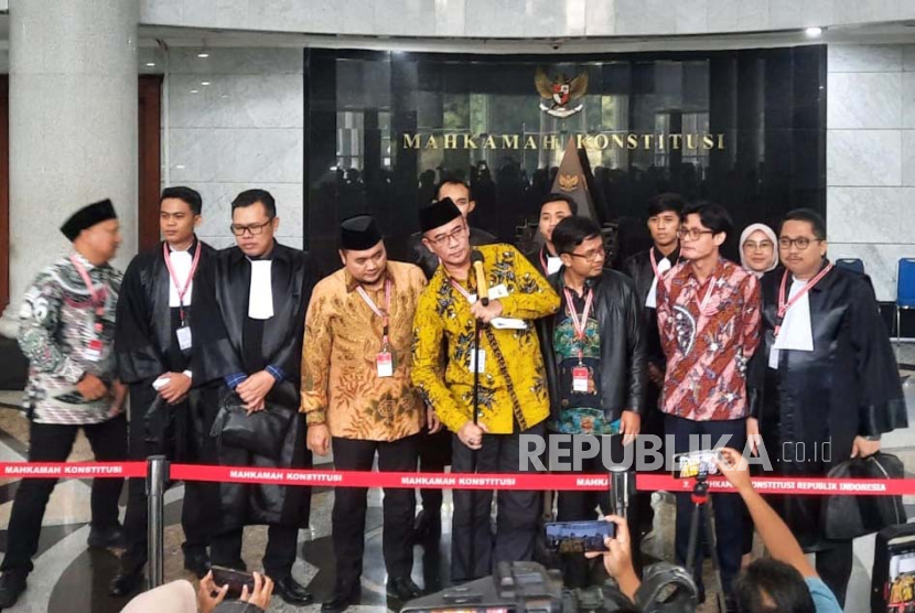 Ketua KPU RI Hasyim Asyari (tengah) bersama jajaran serta kuasa hukum KPU menyampaikan keterangan pers usai mengikuti sidang pemeriksaan terakhir sengketa hasil Pilpres 2024 di Gedung Mahkamah Konstitusi (MK), Jumat (5/4/2024). 