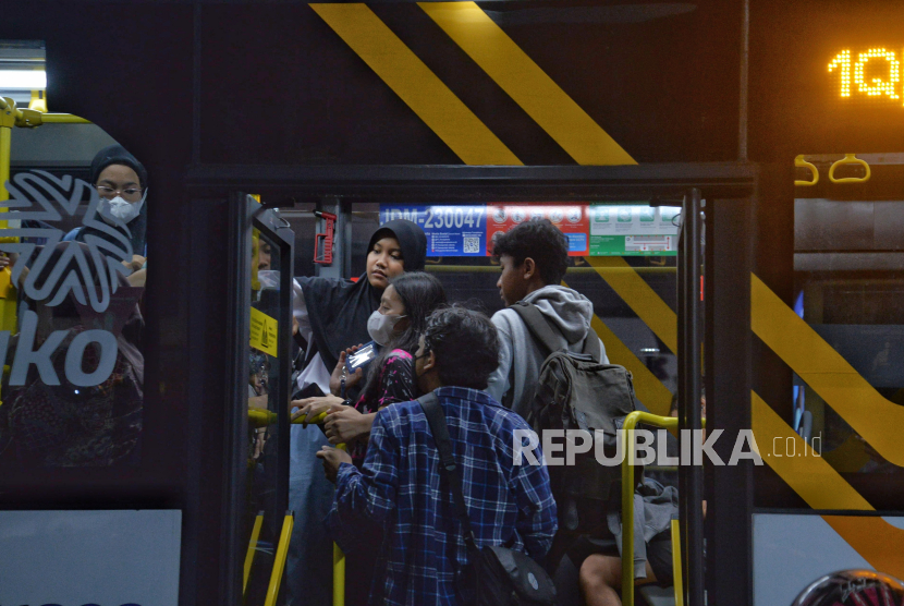 Warga menaiki bus transjakarta di sekitar Halte MRT Blok M BCA, Jakarta, Kamis(30/5/2024).