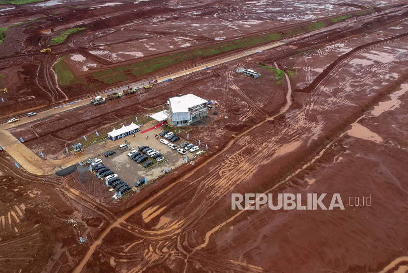 Foto udara aktivitas pembangunan Kawasan Industri Terpadu Batang (KITB) di Ketanggan, Kabupaten Batang, Jawa Tengah, Ahad (14/2/2021). 