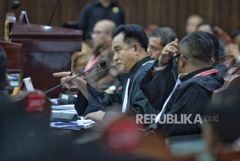Ketua Tim Hukum Prabowo-Gibran Yusril Ihza Mahendra. Yusril bela Eddy Hiariej dan sebut Bambang Widjojanto malah tersangka seumur hidup.
