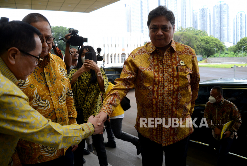 Ketua Umum Partai Golkar Airlangga Hartarto saat tiba untuk melakukan pertemuan dengan PKS di KAntor DPP Partai Golkar, Jakarta, Selasa (7/2/2023). Pertemuan silahturahmi antara Golkar dan PKS tersebut merupakan bentuk konsolidasi jelang pelaksanaan pemilu 2024.  