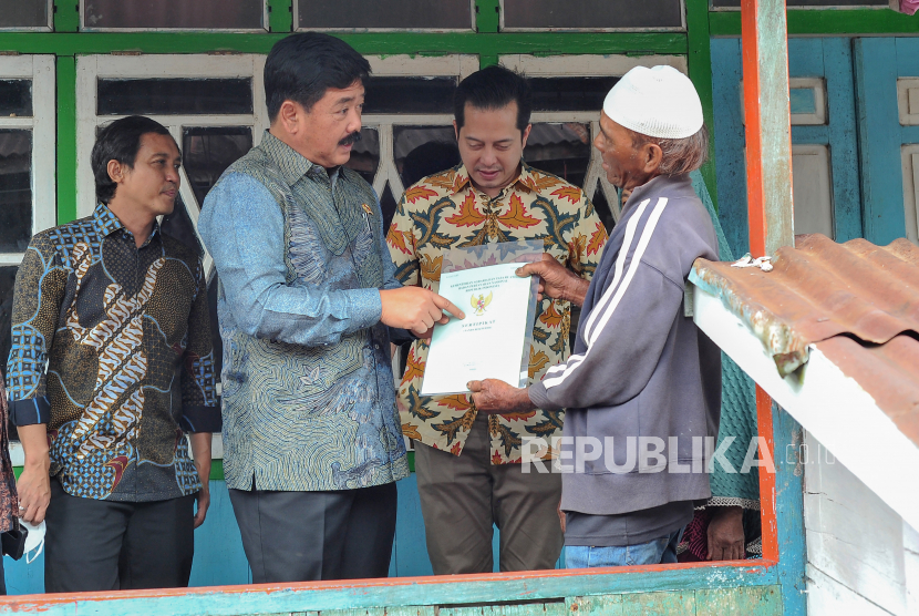 Menteri Agraria dan Tata Ruang/Kepala Badan Pertanahan Nasional (ATR/BPN) Hadi Tjahjanto (kedua kiri), didampingi Wakil Menteri ATR/BPN Raja Juli Antoni (kiri) dan Anggota DPR Ihsan Yunus (kedua kanan) berbincang dengan warga penerima sertifikat tanah saat kunjungan kerja ke Arab Melayu, Jambi, Kamis (22/12/2022). Menteri ATR/BPN menyerahkan sertifikat tanah secara blusukan ke 12 rumah warga di Kota Jambi setelah sehari sebelumnya juga sempat menyerahkan sertifikat tanah bagi 744 kepala keluarga Suku Anak Dalam 113 di Batanghari. 