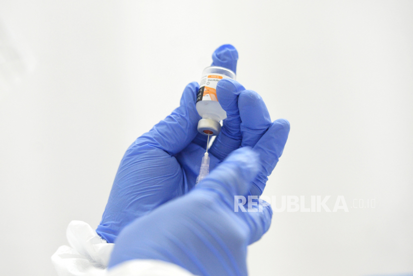 Vaksinator mengisi cairan vaksin Covid-19 untuk menyiapkan proses vaksinasi (ilustrasi)