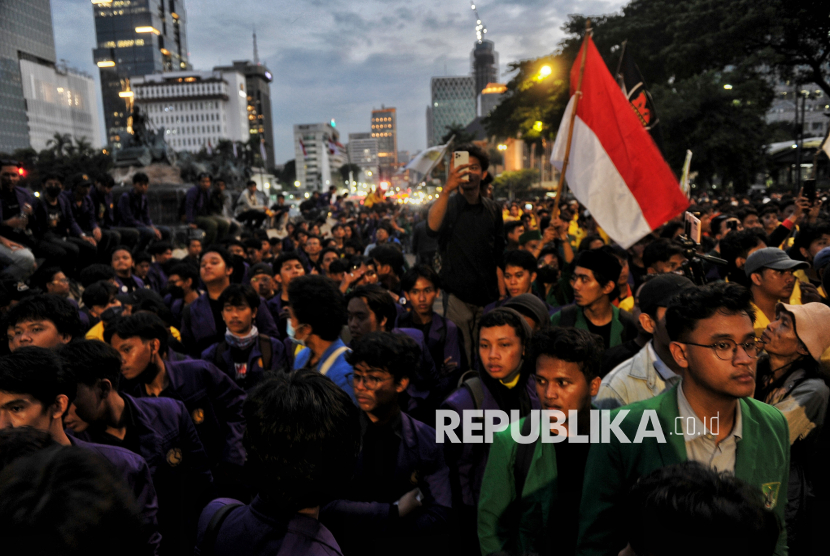 Peserta aksi dari Badan Eksekutif Mahasiswa Seluruh Indonesia (BEM-SI) menggelar aksi bertajuk Indonesia Gelap di depan Patung Kuda Arjuna Wijaya, Jakarta, Kamis  (20/2/2025). Dalam aksinya mereka menuntut pemerintah untuk mengkaji ulang Intruksi Presiden (Inpres) Nomor 1 Tahun 2025 terkait efisiensi belanja dalam pelaksanaan APBN dan APBD lantaran dinilai tidak efektif dan akan mengganggu kerja di sektor lainnya terutama sektor pendidikan dan kesehatan. Selain itu, massa aksi juga menuntut pemerintah untuk segera mengesahkan RUU Perampasan Aset, menolak Revisi Undang-Undang Minerba dan menghapus fungsi Dwifungsi ABRI.