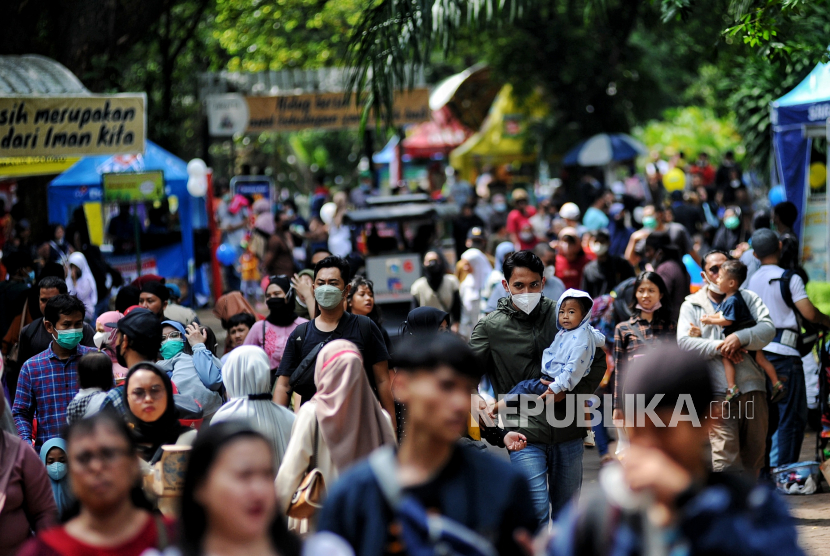 Pengunjung memadati area Taman Margasatwa Ragunan (TMR), Jakarta Selatan, Rabu (4/5/2022). Pada hari kedua Idul Fitri 1443 Hijriah, sejumlah warga memanfaatkan waktu libur untuk berwisata bersama keluarga ke Taman Margasatwa Raguanan. Smentara menurut Staff Layanan Informasi dan Kehumasan TMR jumlah maksimal pengunjung sebanyak 75 persen dan diprediksi pada hari ini, Rabu (4/4/2022) jumlah pengunjung sebanyak sekitar 45 ribu orang. Republika/Thoudy Badai