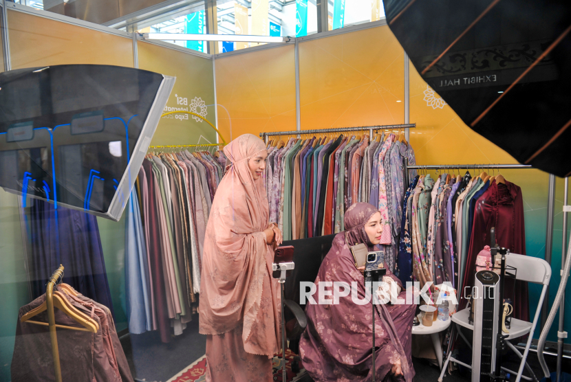 Pelaku UMKM melakukan live streaming mempromosikan produknya saat acara pameran BSI International Expo 2025 di Jakarta Convention Center (JCC), Jakarta, Kamis (26/6/2025).