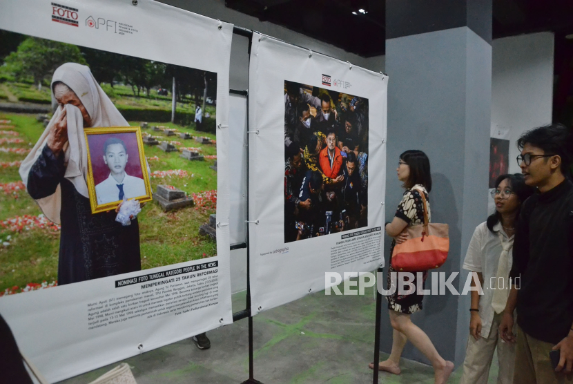 Sejumlah foto jurnalistik terbaik berbagai kategori karya para pewarta foto dipamerkan pada Anugerah Pewarta Foto Indonesia (APFI) 2024, di Bandung Creative Hub, Kota Bandung, Jawa Barat, Jumat (3/5/2024). Rangkaian agenda tahunan Pewarta Foto Indonesia (PFI) ini berlangsung dari 3-8 Mei 2024, gratis dan terbuka untuk umum.