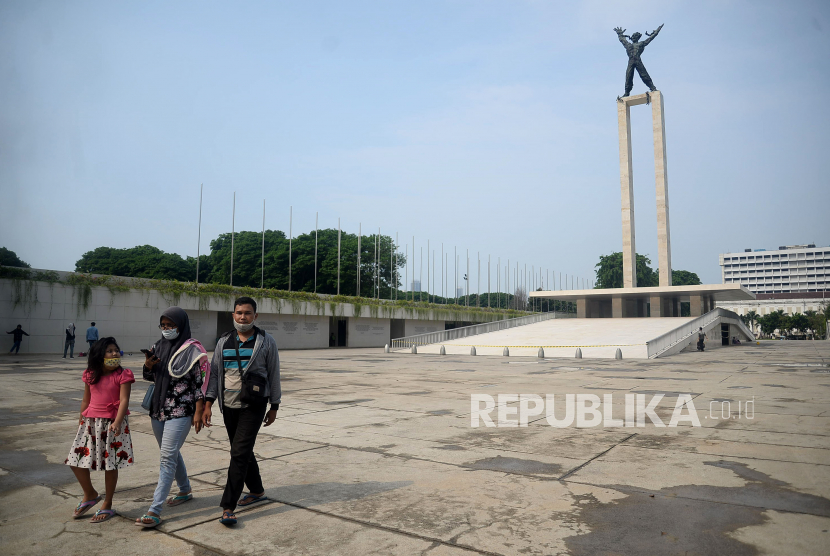 Warga beraktivitas di Taman Lapangan Banteng, Jakarta, Ahad (18/10). Pemprov DKI Jakarta mulai membuka 16 taman kota di masa PSBB transisi dengan jumlah pengunjung hanya 25 persen dari kapasitas maksimum.Prayogi/Republika.