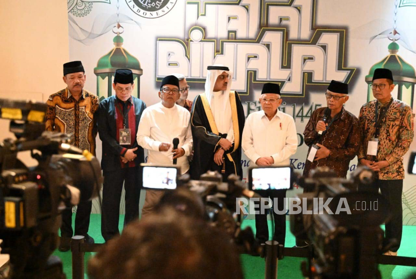Ketua Umum MUI, KH Anwar Iskandar dan Sejumlah Pengurus MUI dalam Acara Halal Bihalal 2024, di Jakarta, Selasa (7/5/2024).
