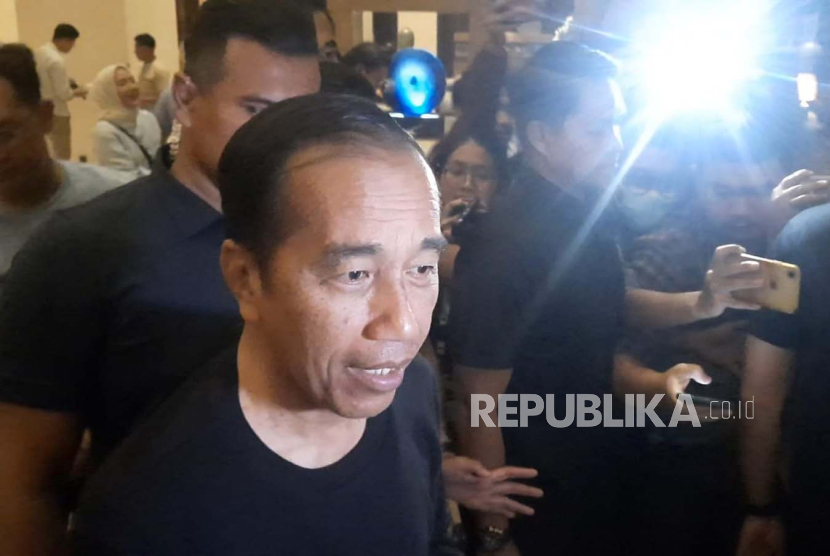President Jokowi while being interviewed by journalists as he was about to leave Fairmont Hotel, Central Jakarta, where elite Prabowo-Gibran supporters gathered, Saturday (10/2/2024) evening.