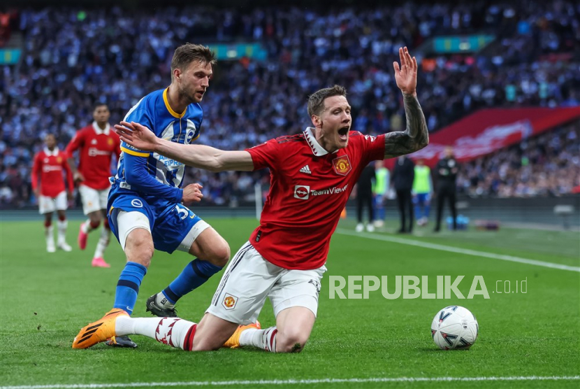  Joel Veltman of Brighton & Hove Albion FC (L) in action against Wout Weghorst of Manchester United FC (R) during the FA Cup semi-final match between Brighton and Hove Albion and Manchester United in London, Britain, 23 April 2023.  