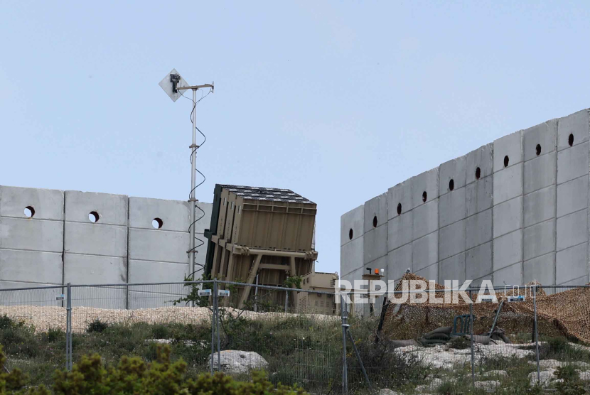 Sistem pertahanan anti-rudal Iron Dome Israel dikerahkan di dekat Yerusalem, 14 April 2024. 
