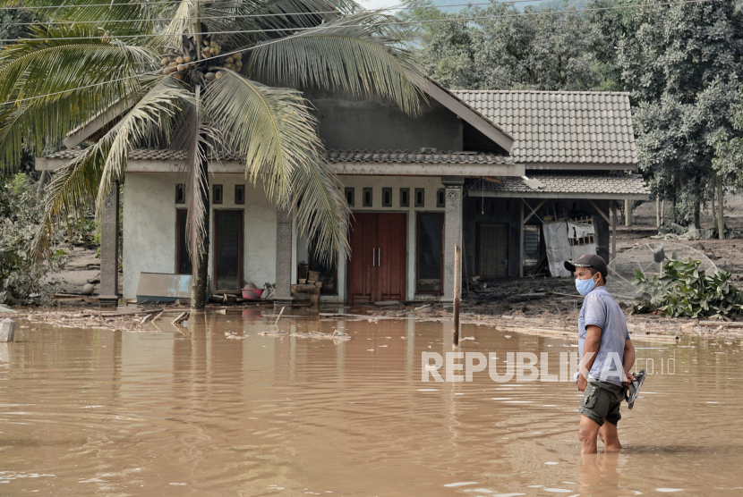 Warga beraktivitas di area yang terendam banjir lahar dingin akibat  erupsi Gunung Semeru di Dusun Kamar Kajang, Desa Sumberwuluh, Kecamatan Candipuro, Kabupaten Lumajang, Jawa Timur, Raby (8/12). Sebanyak kurang lebih 40 rumah terendam banjir lahar dingin erupsi Gunung Semeru dari luapan sungai Hilir Curah Kobokan. Menurut Joko warga terdampak, banjir lahar dingin mulai menggenangi Dusun Kamar Kajang Pukul 18.00 WIB. Republika/Thoudy Badai.