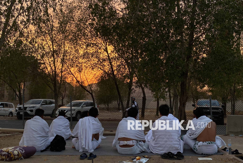 Jamaah haji Indonesia berdoa di maktab pada Hari Arafah (ilustrarsi).  