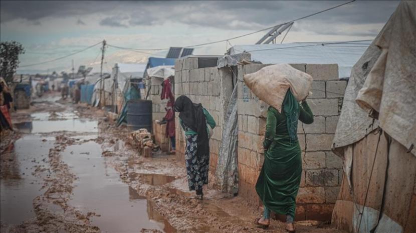 Ribuan pengungsi Suriah yang tinggal di tenda-tenda di barat laut negara itu berjuang bertahan hidup di tengah hujan lebat dan hujan salju.