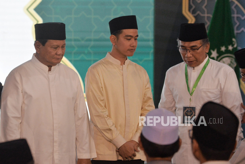 Presiden dan Wakil Presiden terpilih periode 2024-2029 Prabowo Subianto (kiri) dan Gibran Rakabuming Raka (tengah). PAN menyambut baik presiden terpilih Prabowo Subianto silaturahmi ke parpol-parpol.