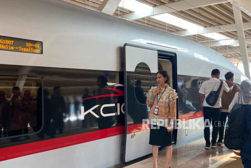 Penumpang Kereta Cepat Jakarta-Bandung dari Stasiun Tegalluar tiba di Stasiun Halim Perdanakusuma, Jakarta Timur, Senin (18/9/2023). 