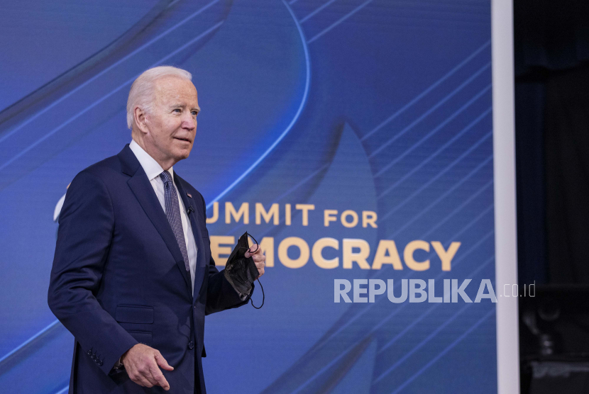 Presiden AS Joe Biden memberikan sambutan pada KTT virtual untuk Demokrasi, di Auditorium Pengadilan Selatan, di Gedung Putih di Washington, D.C., AS, 09 Desember 2021. Joe Biden menyatakan kekhawatirannya pada kemunduran demokrasi di seluruh dunia .