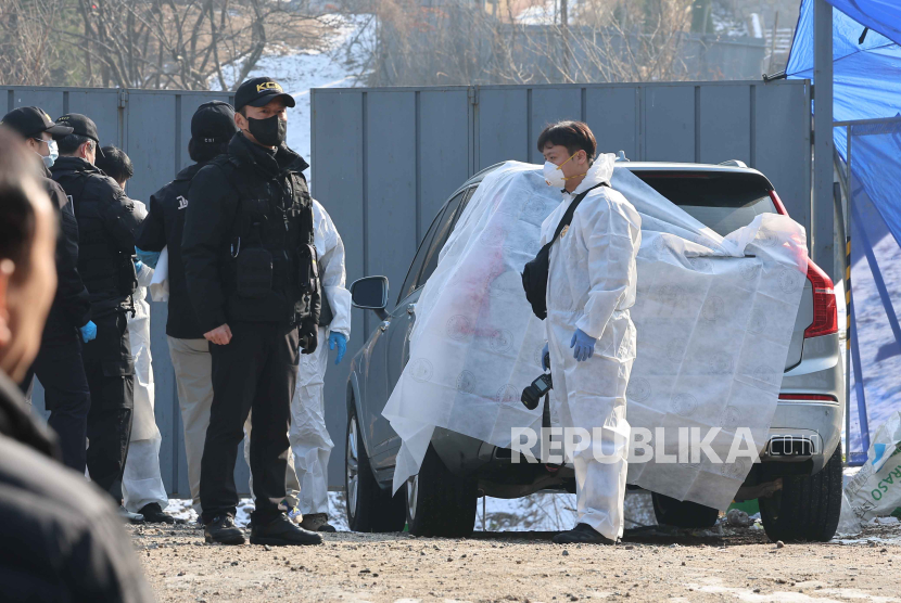  Police examine a car at a park in Seoul, South Korea, 27 December 2023, as actor Lee Sun-kyun of the Oscar-winning 