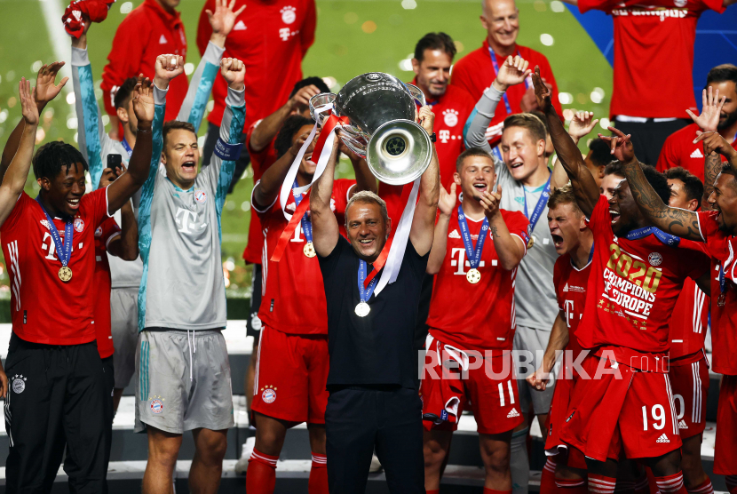 Pelatih kepala Bayern Munich Hansi Flick (tengah) mengangkat trofi saat para pemainnya merayakan kemenangan final Liga Champions UEFA antara Paris Saint-Germain dan Bayern Munich di Lisbon, Portugal, 23 Agustus 2020. Bayern Munich menang 1-0.