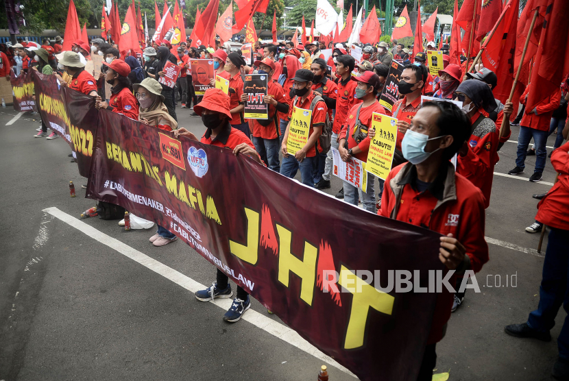 Sejumlah buruh berunjuk rasa di depan Kantor Kementrian Ketenagakerjaan, Jakarta, Rabu (23/2/2022). Dalam aksinya mereka menuntut Menteri Ketenagakerjaan segera mencabut permenaker No 2 Tahun 2022 Tentang Tata Cara dan Persyaratan Pembayaran Manfaat Jaminan Hari Tua (JHT) yang di nilai akan menambah penderitaan dan kesengsaraan kaum buruh.Prayogi/Republika