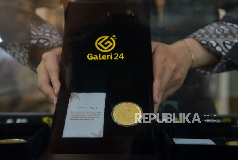 Pegawai menunjukkan emas Pegadaian di Galeri 24 Pegadaian, Jakarta, Senin (26/12/2022). Harga emas dunia diproyeksi akan mengalami pelemahan pada perdagangan Selasa (31/1/2023).