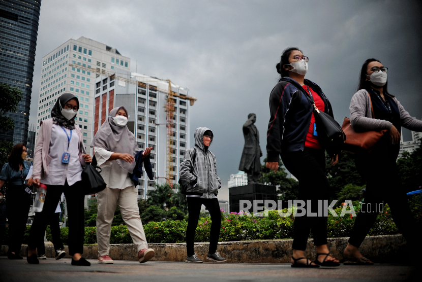 Pekerja berjalan di trotoar Sudirman saat jam pulang kerja Jakarta, Senin (9/5/2022). Naskah Khutbah Jumat: Sebelum Ajal Tiba