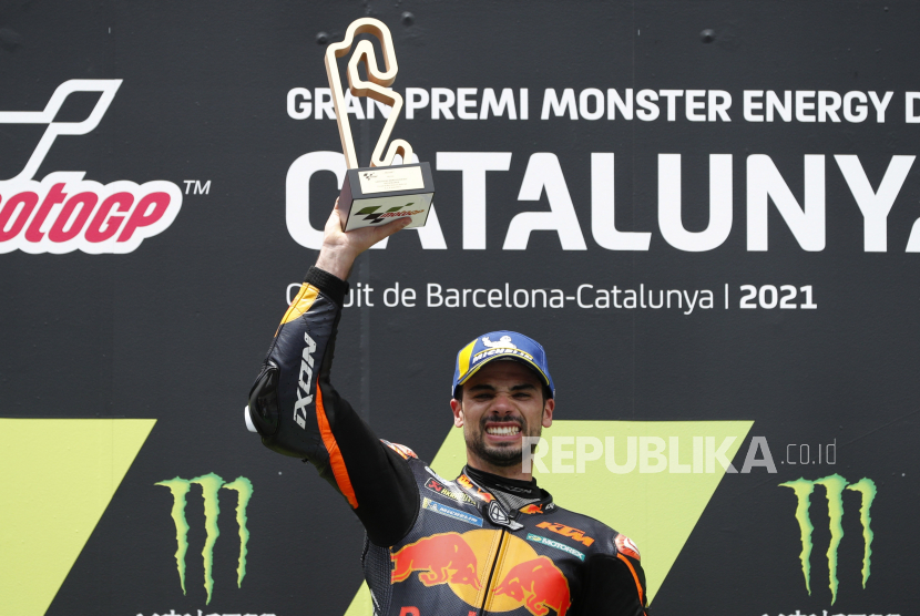 Pembalap Red Bull KTM, Miguel Oliveira melakukan selebrasi seusai menjuarai balapan seri ketujuh MotoGP Katalunya di Sirkuit Katalunya, Spanyol, Ahad (6/6). REUTERS/Albert Gea