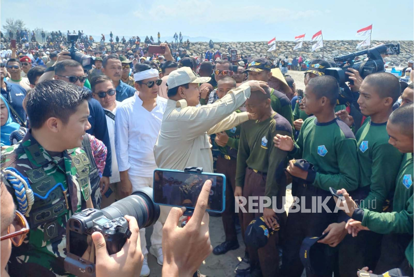 Prabowo Subianto disambut saat kedatangannya ke Pangkalan Pendaratan Ikan (PPI) Cikidang, Pantai Pangandaran, Kabupaten Pangandaran, Jawa Barat, Rabu (11/10/2023). 
