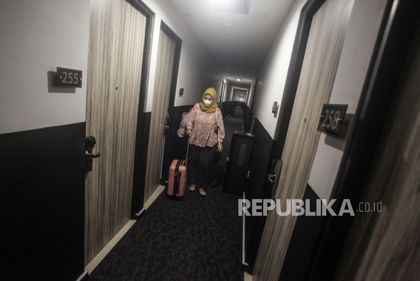 Pengunjung hotel berjalan dilorong Hotel Neo Palma, Palangkaraya, Kalimantan Tengah, Ahad (28/3/2021). Okupansi hotel di Palangka Raya, Kalimantan Tengah, selama periode Ramadhan 1443 Hijriah mengalami peningkatan yang cukup baik dibandingkan dua tahun sebelumnya.