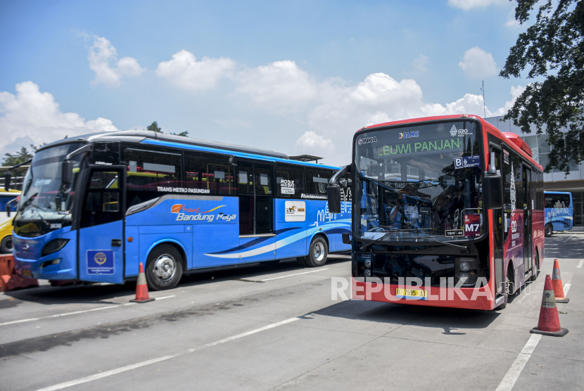 Bus listrik melaju di Terminal Leuwipanjang, Kota Bandung.