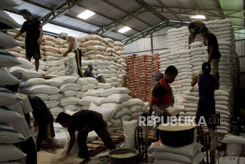 Pekerja mengemas beras di Gudang Bulog (ilustrasi). Kementerian Sosial mempercepat dan meningkatkan penyaluran Bantuan Sosial Beras (BSB) tahap III.