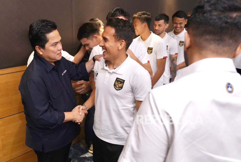 Ketua umum Persatuan Sepakbola Sepakbola Indonesia (PSSI), Erick Thohir bertemu dengan para pemain timnas senior jelang laga FIFA Match Day melawan Turkmenistan, Jumat (8/9/2023) malam di Stadion Gelora Bung Tomo, Surabaya, Jawa Timur.