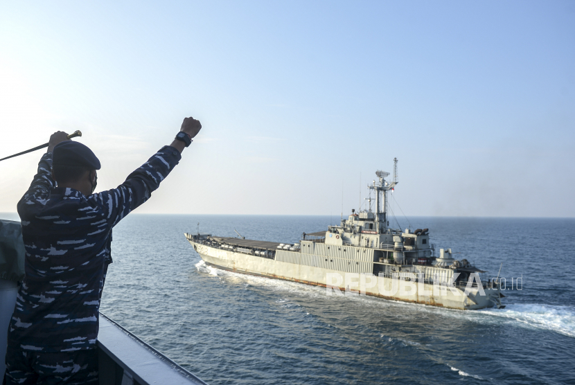 Komandan KRI Youtefa-522 Letkol Laut (P) I Nyoman Armenthia W mengepalkan tangan ke arah KRI Teluk Hading-538.