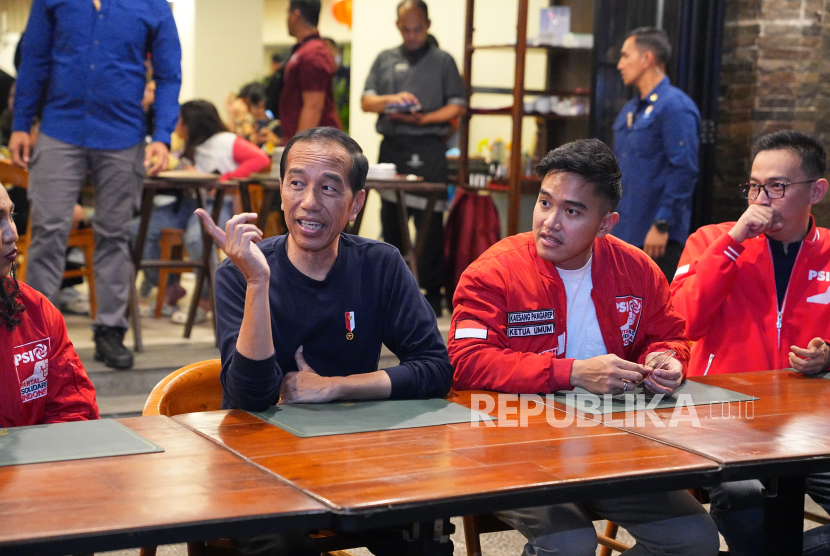Presiden RI Joko Widodo bertemu dengan sejumlah pengurus PSI, di antaranya Ketum Kaesang Pangarep dan sejumlah kader muda PSI di Braga Permai, Bandung, Jawa Barat, Sabtu (3/2/2024).